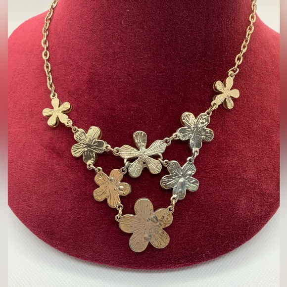 Fabulous Daisy Flower Bib Style Adjustable Necklace - Picture 6 of 6